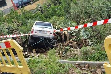  Un todoterreno se sale del camino de Telde a Valsequillo por Arenales por un despiste de su conductor/TA.